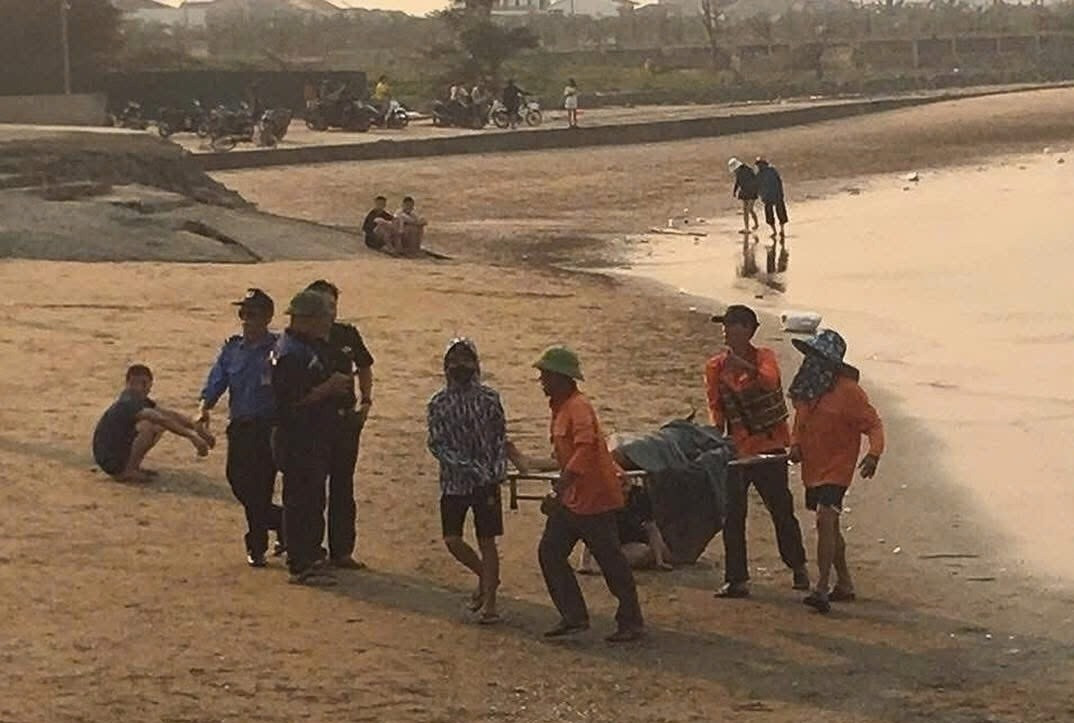 Nghệ An: Hai học sinh dũng cảm cứu người gặp nạn trên biển